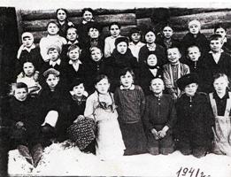 Грязнова С.Н. с учениками  (фото 1941 г.)